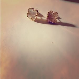 Brand new of vintage Alhambra pearl gold earrings